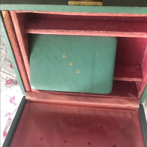 Beautiful vintage jewelry box complete with travel case!! - Picture 4 of 4